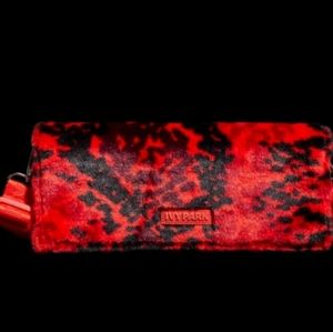 ADIDAS x IVY PARK/Ivy Heart Printed Faux Fur Clutch